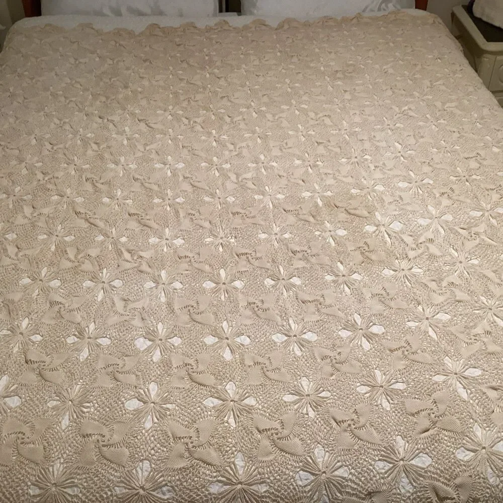 vtg crochet bedspread coverlet tablecloth beige floral pinwheel 102L”x82W”